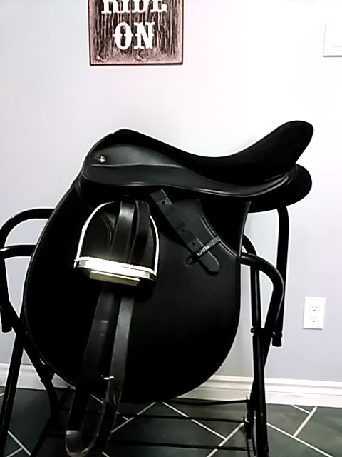 Black Griffin Close contact saddle, 17"