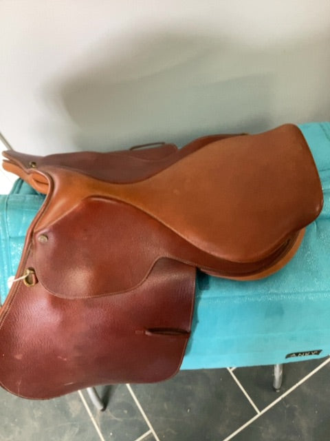 Oak Collegiate Close Contact Saddle, 17"