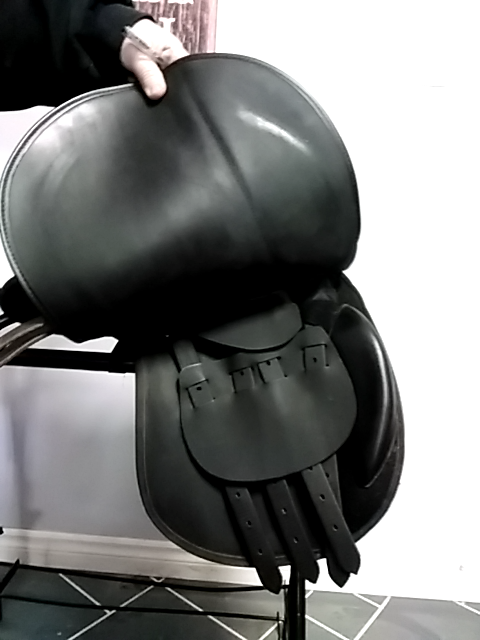 Black Griffin Close contact saddle, 17"