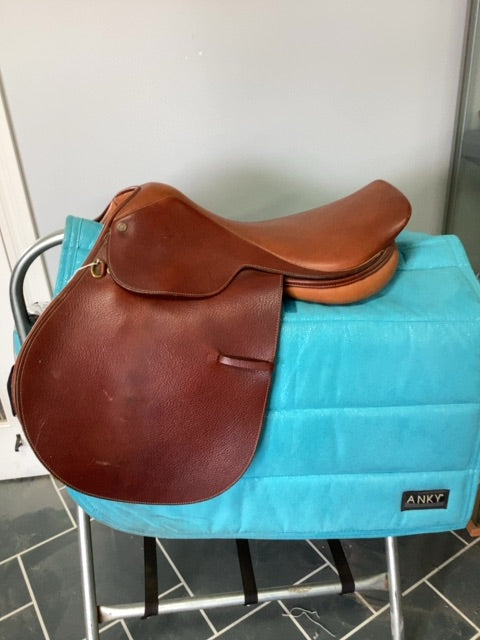 Oak Collegiate Close Contact Saddle, 17"