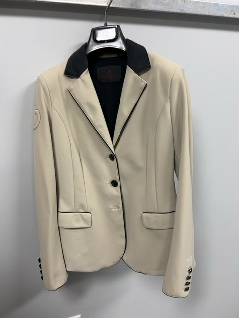 Gorgeous and well cared for jacket. 