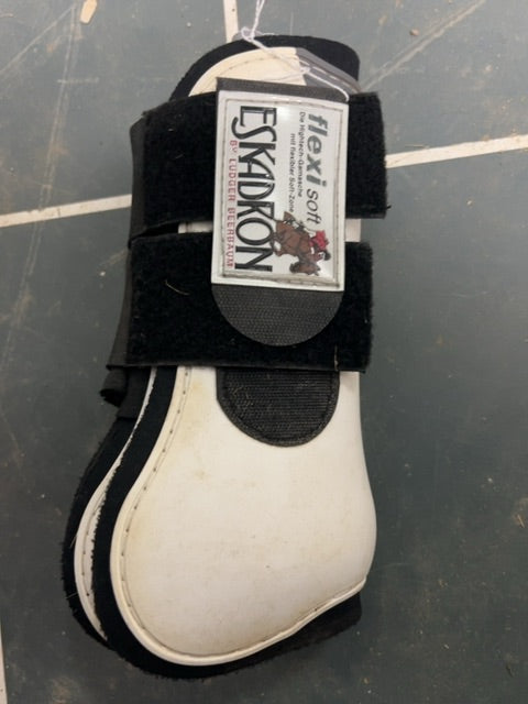 White Eskadron Open Front, Full Front