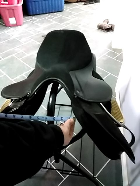 Black Griffin Close contact saddle, 17"