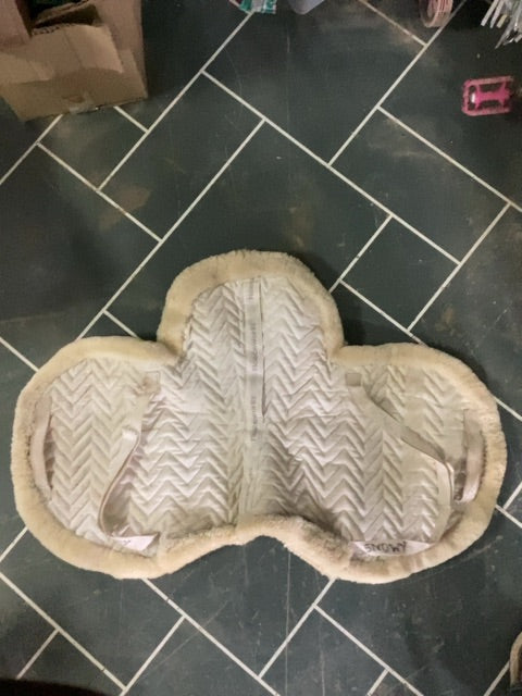 White Fleeceworks Wool Shaped Pad, 16”